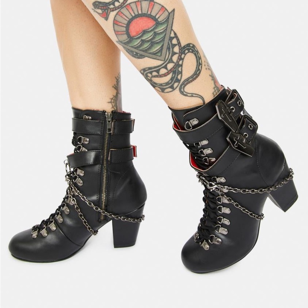 LOST TOMB CHAIN LACE UP BOOTS

DEMONIA